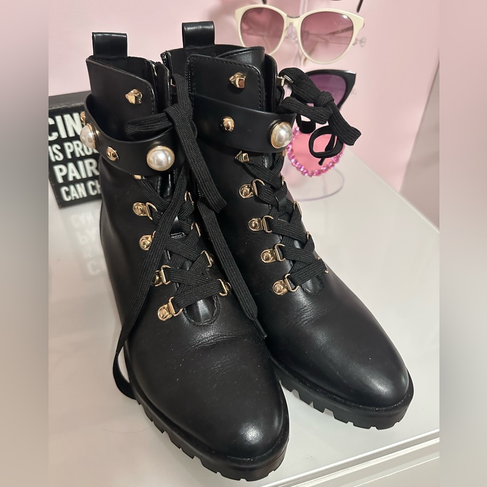 Karl Lagerfeld Paris Womens Perry Lug Sole Ankle Boots Sz 8 M Black Leather Gold